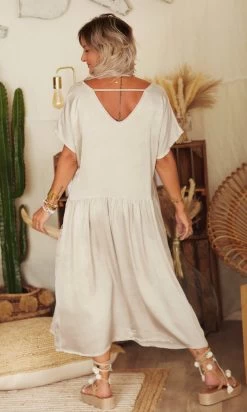 Robe Georgia Satin Taupe 10 Robe Georgia Satin Taupe -Robe Belle Soldes facetune 03 03 2023 12 55 43