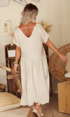 Robe Georgia Satin Taupe 14 Robe Georgia Satin Taupe -Robe Belle Soldes facetune 03 03 2023 12 56 01