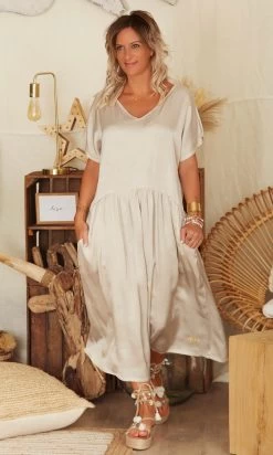 Robe Georgia Satin Taupe 11 Robe Georgia Satin Taupe -Robe Belle Soldes facetune 03 03 2023 12 56 18