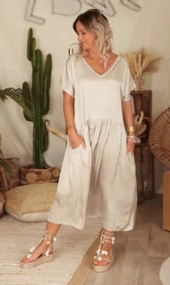 Robe Georgia Satin Taupe 15 Robe Georgia Satin Taupe -Robe Belle Soldes facetune 03 03 2023 12 56 27