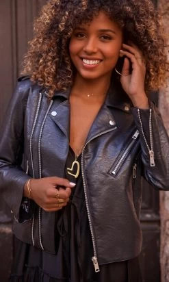 Robe Anaïs Satin Noir -Robe Belle Soldes facetune 03 10 2023 14 04 44