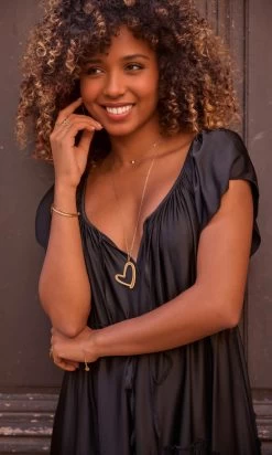 Robe Anaïs Satin Noir -Robe Belle Soldes facetune 03 10 2023 14 24 10