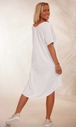 Petite Robe Yanis Ultra-Light Blanc -Robe Belle Soldes facetune 06 02 2024 09 44 32