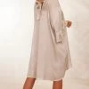 Petite Robe Levana Satin Taupe -Robe Belle Soldes facetune 06 02 2024 11 44 44