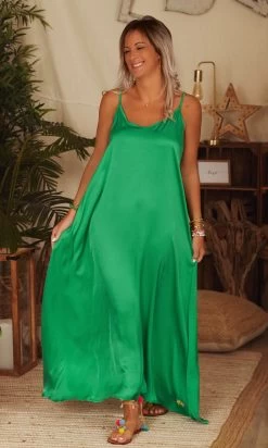 Robe Laly Satin Vert Brésil -Robe Belle Soldes facetune 07 03 2023 12 43 37