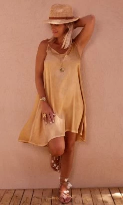 Petite Robe Laly Satin Camel -Robe Belle Soldes facetune 11 07 2023 15 43 35