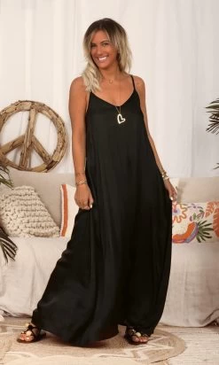 Robe Laly Satin Noir -Robe Belle Soldes facetune 12 02 2024 14 38 50