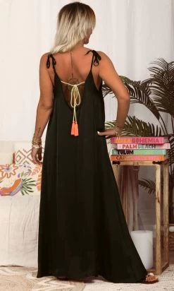 Robe Laly Satin Noir -Robe Belle Soldes facetune 12 02 2024 14 57 04