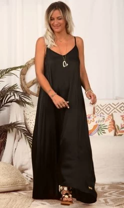 Robe Laly Satin Noir -Robe Belle Soldes facetune 12 02 2024 15 04 52