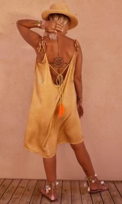 Petite Robe Laly Satin Camel -Robe Belle Soldes facetune 12 07 2023 10 23 58