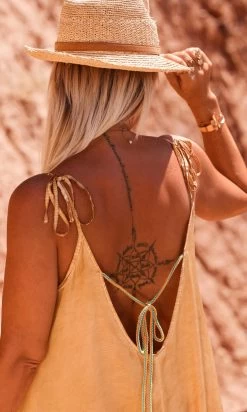 Petite Robe Laly Satin Camel -Robe Belle Soldes facetune 12 07 2023 10 41 16