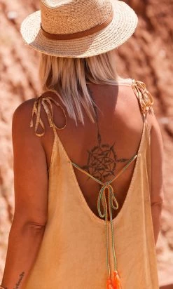 Petite Robe Laly Satin Camel -Robe Belle Soldes facetune 12 07 2023 10 50 33