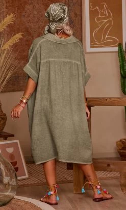 Petite Robe Chemise Sherine Oversize Kaki -Robe Belle Soldes facetune 13 07 2023 14 32 06