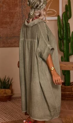 Petite Robe Chemise Sherine Oversize Kaki -Robe Belle Soldes facetune 13 07 2023 14 32 12