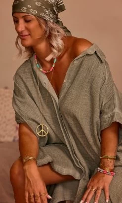 Petite Robe Chemise Sherine Oversize Kaki -Robe Belle Soldes facetune 13 07 2023 14 32 23