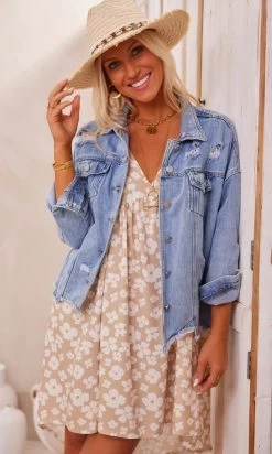 Petite Robe Lucia Oversize Taupe Little Gem 11 Petite Robe Lucia Oversize Taupe Little Gem -Robe Belle Soldes facetune 15 02 2024 11 52 35