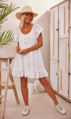 Petite Robe Tess Broderie Blanc -Robe Belle Soldes facetune 15 02 2024 15 40 31