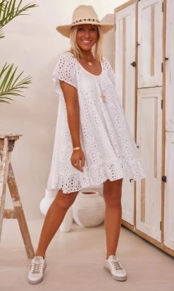 Petite Robe Tess Broderie Blanc -Robe Belle Soldes facetune 15 02 2024 15 45 36