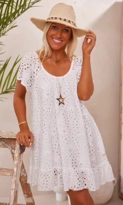 Petite Robe Tess Broderie Blanc -Robe Belle Soldes facetune 15 02 2024 15 50 13