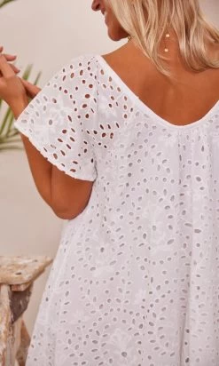 Petite Robe Tess Broderie Blanc -Robe Belle Soldes facetune 15 02 2024 16 14 40