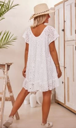 Petite Robe Tess Broderie Blanc -Robe Belle Soldes facetune 15 02 2024 16 17 02