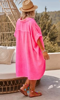 Petite Robe Chemise Sherine Oversize Rose Fluo -Robe Belle Soldes facetune 18 07 2023 12 40 23