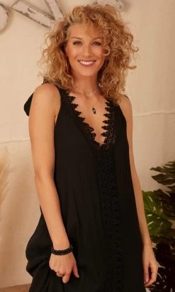 Robe Shannah Noir -Robe Belle Soldes facetune 20 03 2023 12 28 05