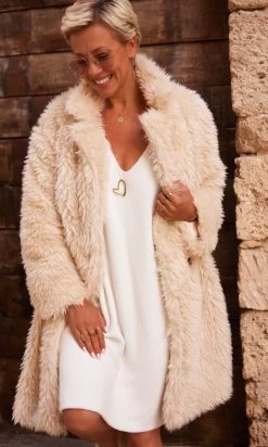 Petite Robe Pull Léon Oversize Blanc Cassé 11 Petite Robe Pull Léon Oversize Blanc Cassé -Robe Belle Soldes facetune 21 10 2023 11 52 21