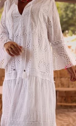 Robe Lonaïs Broderie Blanc -Robe Belle Soldes facetune 22 06 2023 15 28 16