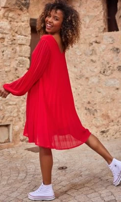 Petite Robe Nuria Plissée Rouge -Robe Belle Soldes facetune 22 09 2023 09 53 03