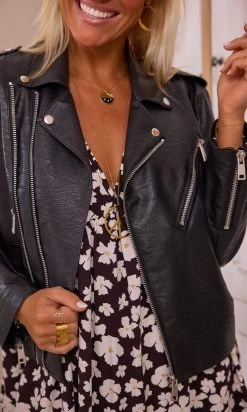 Petite Robe Lucia Oversize Noir Little Gem -Robe Belle Soldes facetune 23 02 2024 11 29 30