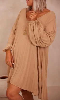 Petite Robe Nuria Plissée Camel -Robe Belle Soldes facetune 23 08 2023 16 27 14