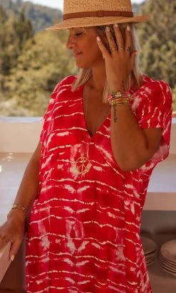 Robe Izabella Tie & Dye Lines Rouge -Robe Belle Soldes facetune 24 07 2023 12 50 07