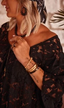 Petite Robe Joana Oversize Dentelle Noir -Robe Belle Soldes facetune 26 07 2023 14 32 32