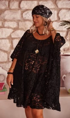 Petite Robe Joana Oversize Dentelle Noir -Robe Belle Soldes facetune 26 07 2023 14 40 42