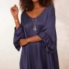Petite Robe Levana Satin Bleu Marine -Robe Belle Soldes facetune 30 01 2024 16 46 36