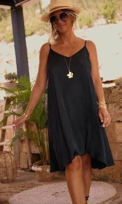 Petite Robe Laly Satin Noir 13 Petite Robe Laly Satin Noir -Robe Belle Soldes facetune 30 06 2023 16 24 55