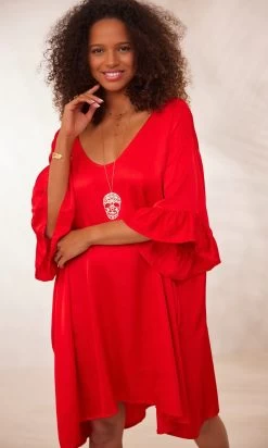 Petite Robe Levana Satin Rouge 11 Petite Robe Levana Satin Rouge -Robe Belle Soldes facetune 31 01 2024 12 49 54