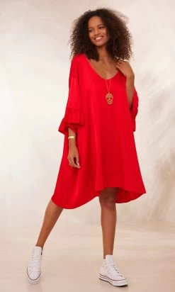 Petite Robe Levana Satin Rouge 10 Petite Robe Levana Satin Rouge -Robe Belle Soldes facetune 31 01 2024 12 58 45 1