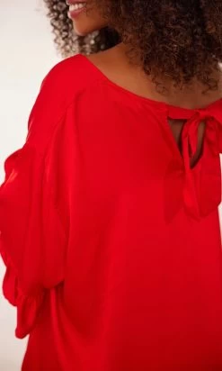 Petite Robe Levana Satin Rouge 14 Petite Robe Levana Satin Rouge -Robe Belle Soldes facetune 31 01 2024 14 10 48