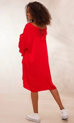 Petite Robe Levana Satin Rouge 12 Petite Robe Levana Satin Rouge -Robe Belle Soldes facetune 31 01 2024 14 12 54